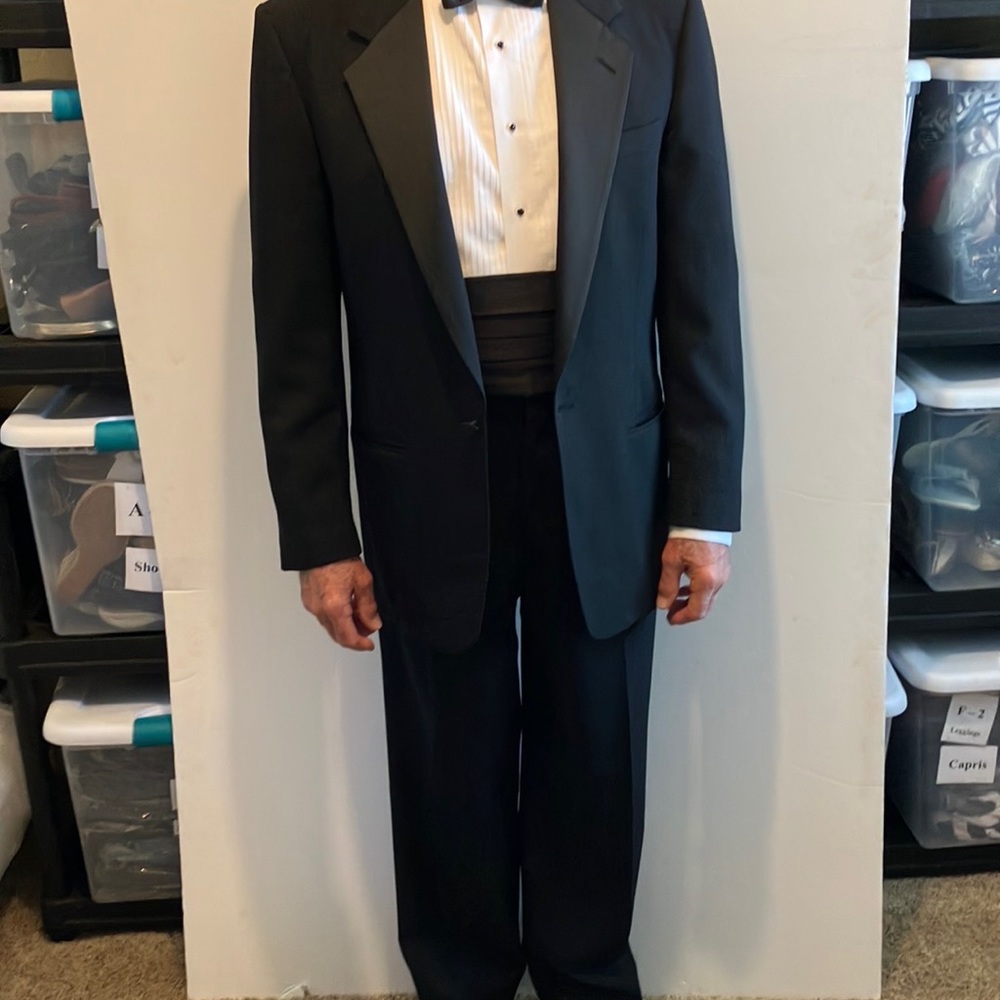 Men’s complete tuxedo including shoes and cuff links, cummerbund, tie & …